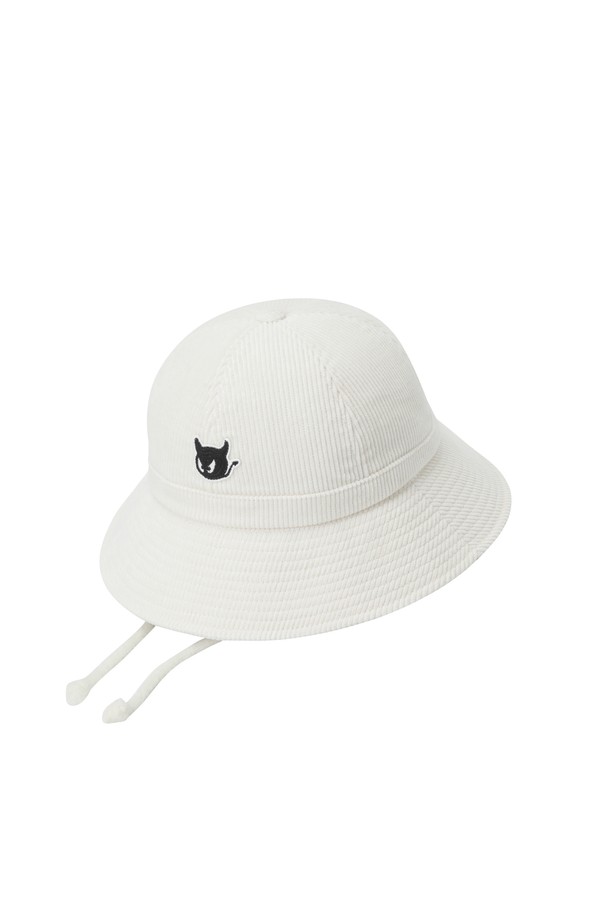부드러운 촉감의 여성 코듀로이 버킷햇입니다. 브라운과 아이보리 두 가지 색상으로 제공되며, 봄, 가을 시즌에 착용하기 좋습니다. 캐주얼, 클래식, 미니멀 스타일 모두 소화 가능하며, 골프룩 연출에도 활용할 수 있습니다. 챙 넓이는 7cm이며, 귀여운 캐릭터 또는 로고 자수 디자인으로 포인트를 더했습니다. 가볍고 턱끈이 있어 활동적인 날에도 편안하게 착용할 수 있습니다.
