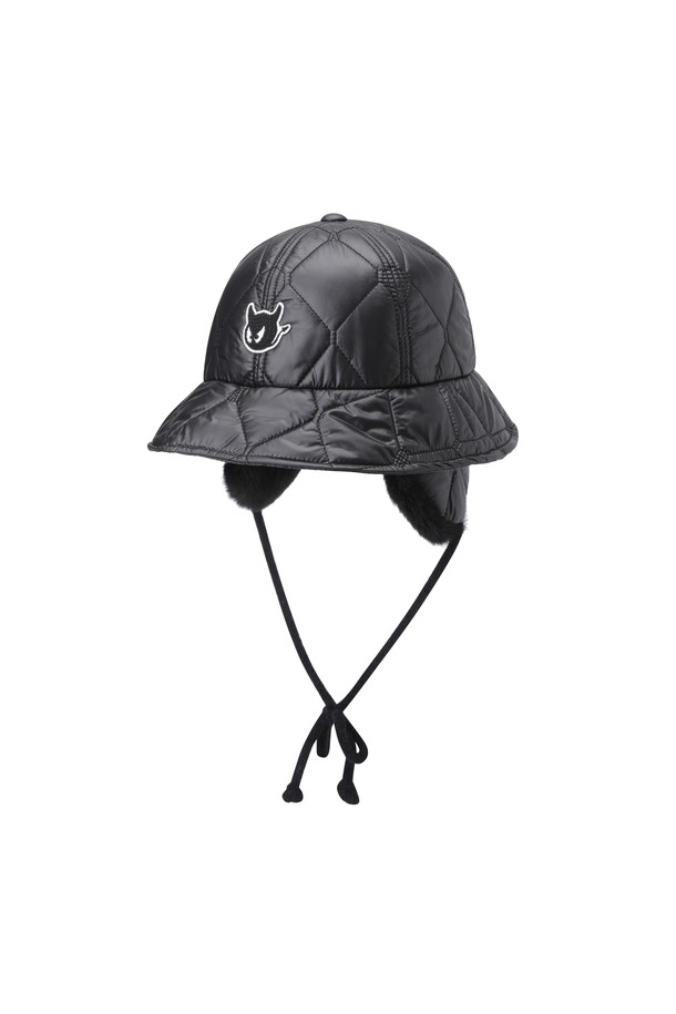 블랙 색상의 여성 패딩 버킷햇입니다. 보온성을 높여주는 두꺼운 두께의 패딩 소재와 부드러운 촉감이 특징입니다. 챙 넓이 6cm로 햇빛을 가려주며, 귀여운 캐릭터 자수와 퍼 장식이 디자인에 포인트를 더합니다. 골프룩, 캐주얼, 클래식 스타일 모두에 잘 어울리며, 이어워머 디테일과 턱끈, 사이즈 조절 기능으로 실용성을 높였습니다. 겨울철 따뜻하고 스타일리시하게 착용할 수 있는 아이템입니다.
