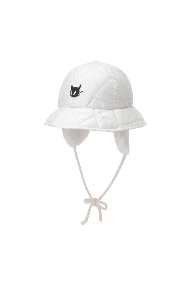 겨울철 라운딩과 일상에서 따뜻함과 스타일을 책임지는 여성 이어워머 패딩 버킷햇입니다. 부드러운 패딩 소재와 두꺼운 두께감으로 뛰어난 보온성을 제공하며, 6cm 챙으로 햇빛을 효과적으로 가려줍니다. 귀를 따뜻하게 감싸는 이어워머 디테일이 추운 날씨에도 쾌적한 착용감을 선사합니다. 와키 캐릭터 자수 패치로 포인트를 더해 캐주얼하면서도 미니멀한 골프룩을 완성할 수 있습니다. 턱끈과 사이즈 조절 기능으로 편안한 착용감을 누려보세요.
