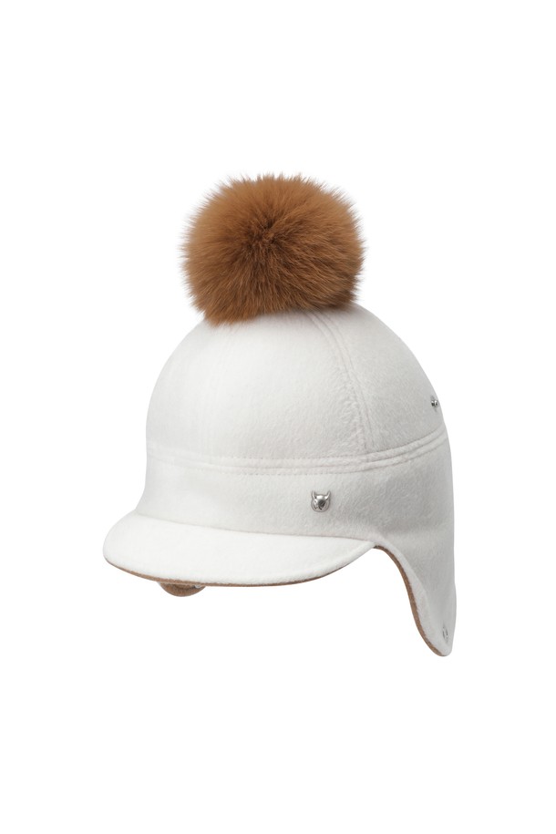 여성 폼폼 니트 햇은 가을, 겨울 시즌에 따뜻함과 스타일을 동시에 선사하는 모자입니다. 부드러운 니트 소재로 제작되어 편안한 착용감을 제공하며, 4cm 챙으로 포근한 느낌을 더합니다. 리얼 퍼 폼폼 장식과 양 사이드 스냅 디테일이 돋보이며, 폼폼은 탈부착이 가능하여 다양한 스타일 연출이 가능합니다. 골프룩, 캐주얼, 미니멀, 클래식 등 어떤 스타일에도 매치하기 좋은 실용적인 아이템입니다. 보온 기능을 갖춘 무지 디자인으로, 따뜻하고 세련된 겨울 스타일을 완성하세요.
