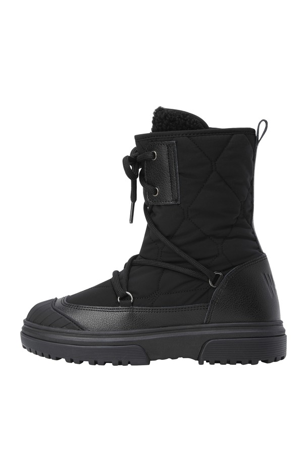여성 겨울 부츠는 겨울철 골프룩과 일상룩에 모두 잘 어울리는 제품입니다. 블랙 컬러의 미들컷 부츠로, 퀼팅 갑피와 쿠셔닝 인솔, 보아털 및 패딩 안감으로 따뜻함과 편안함을 제공합니다. 4cm 굽 높이와 사이드 지퍼, 뒷축 스트랩, 무지 패턴, 스트랩 여밈 디테일이 특징이며, 클래식, 미니멀, 캐주얼 스타일을 연출하기 좋습니다.
