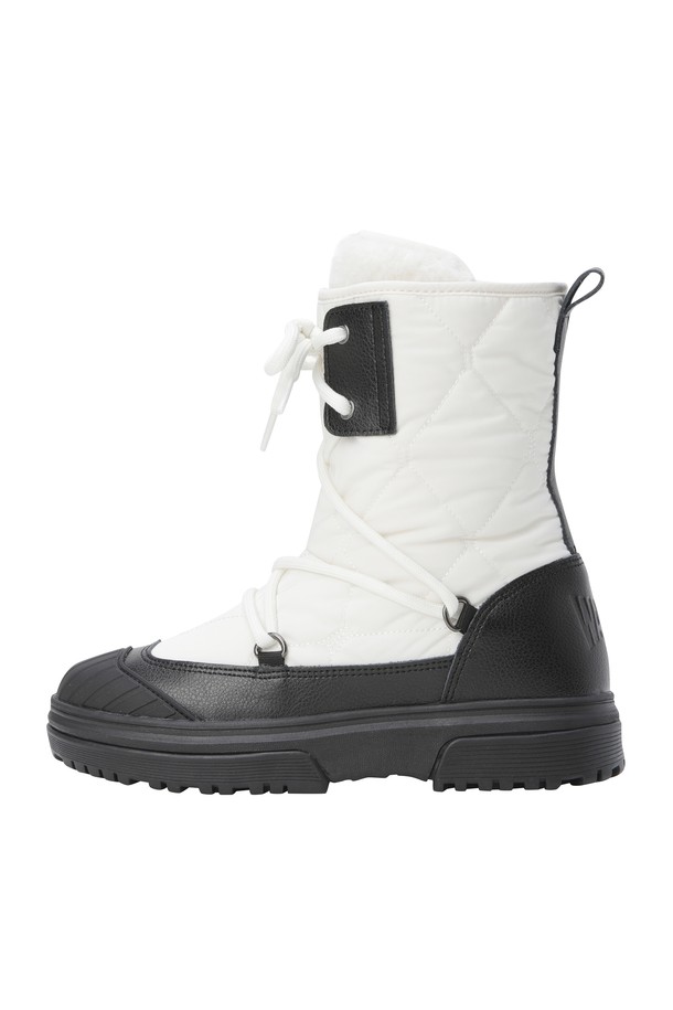 여성 겨울 부츠는 화이트와 블랙 두 가지 색상으로 출시되었습니다. 퀼팅 소재와 플랫 굽(4cm) 디자인으로 편안함과 스타일을 동시에 만족시킵니다. 안감은 보아털과 패딩 처리되어 뛰어난 보온성을 제공하며, 사이드 지퍼와 뒷축 스트랩으로 착용이 용이합니다. 쿠셔닝 인솔이 적용되어 편안한 착용감을 선사하며, 골프룩과 캐주얼, 미니멀, 클래식 스타일 모두에 잘 어울립니다.
