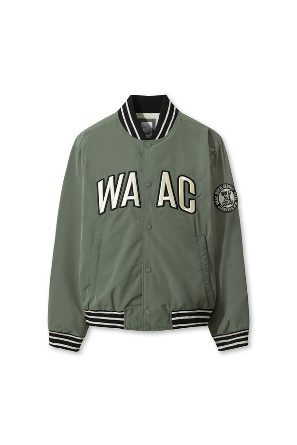 남성용 패디드 바시티 재킷입니다. 카키 및 올리브 색상으로 제공되며, 겨울철 골프 및 일상 활동에 적합합니다. 캐주얼, 스포티, 클래식 스타일을 아우르며, 부드러운 촉감의 새틴 소재와 두꺼운 두께로 보온성을 높였습니다. 긴 소매, 니트 시보리 디테일, 자수 와펜, 그리고 패딩 안감으로 디자인되었습니다. 집업 스타일의 레귤러핏 자켓입니다.
