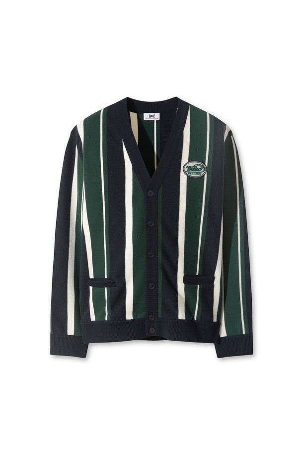 그린, 화이트, 네이비 3가지 색상으로 출시된 남성용 스트라이프 니트 가디건입니다. 간절기에 적합하며, 부드러운 촉감의 레이온, 울, 폴리에스터 혼방 두꺼운 소재로 제작되었습니다. 릴랙스핏으로 편안한 착용감을 제공하며, 캐주얼 및 스포티 스타일 모두 연출 가능합니다. 골프룩은 물론 일상에서도 활용할 수 있으며, 버튼 여밈 방식과 포켓, 로고 자수, 와펜 디테일이 특징입니다. 긴 소매 기장의 레귤러 기장으로, 다양한 스타일링에 활용하기 좋습니다.

