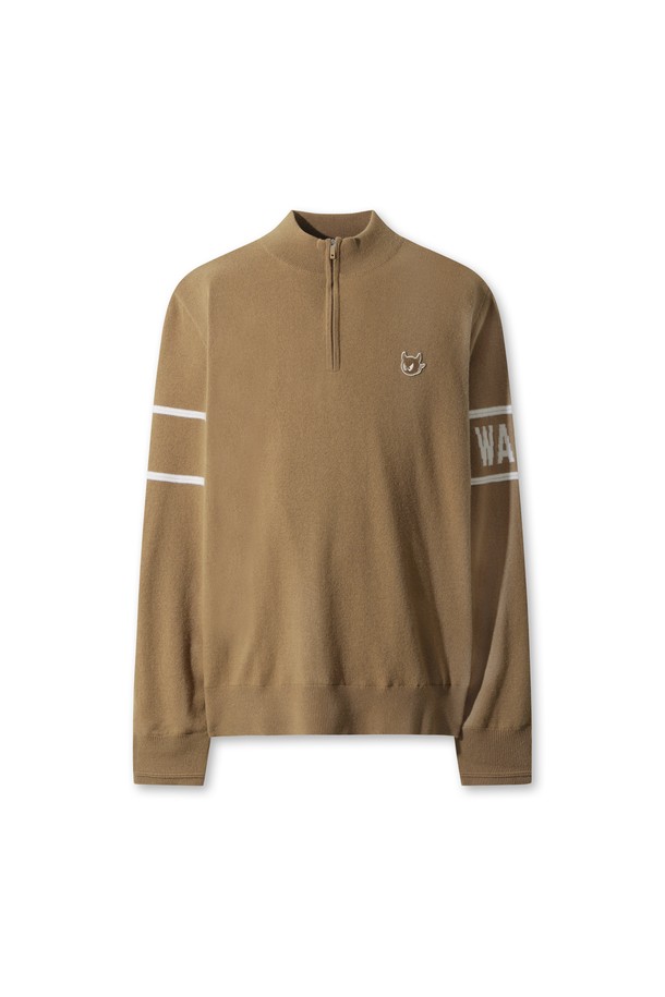 베이지 색상의 남성용 울 하프 집업 스웨터입니다. 겨울 시즌, 골프 및 일상생활에서 활용하기 좋은 스웨터로, 스포티하면서도 베이직한 스타일을 연출합니다. 메리노 울 100% 소재로 제작되어 부드러운 촉감과 뛰어난 보온성을 제공하며, 방풍 안감으로 바람을 효과적으로 막아줍니다. 스탠다드핏, 레귤러 기장의 긴소매 디자인에 하프넥, 스트라이프 패턴, 자수 및 와펜 장식이 더해져 클래식하면서도 미니멀한 무드를 선사합니다.
