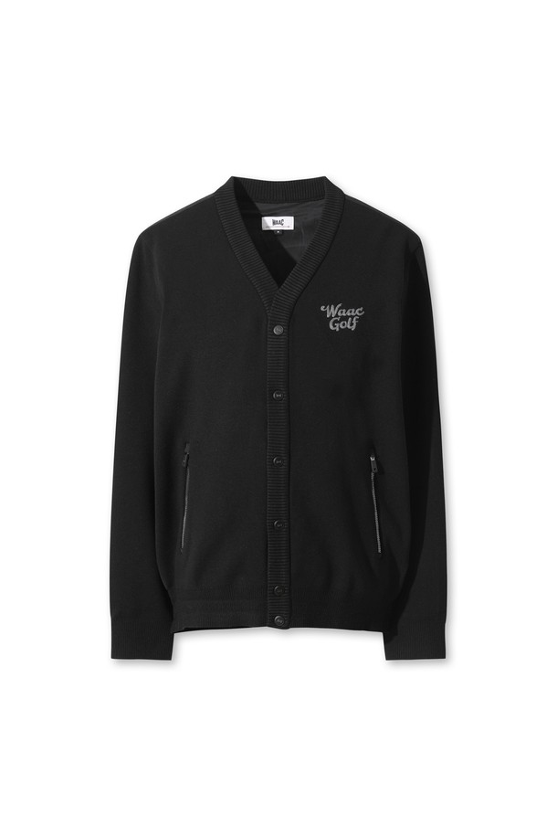 남성용 니트 하이브리드 가디건입니다. 겨울철 보온과 방풍 기능을 제공하며, 레이온과 폴리에스터 혼방 소재로 제작되어 부드러운 촉감을 자랑합니다. 릴랙스 핏에 지퍼형 여밈 방식과 긴 소매, 두꺼운 두께로 편안함과 따뜻함을 동시에 느낄 수 있습니다. 블랙 컬러의 무지 디자인으로, 스포티와 클래식 무드를 넘나들며 골프룩과 겨울 데일리룩에 모두 활용 가능합니다. 하이브리드 구조, 충전재, 메탈룩스 지퍼, 가슴 체인 로고 자수가 특징입니다.
