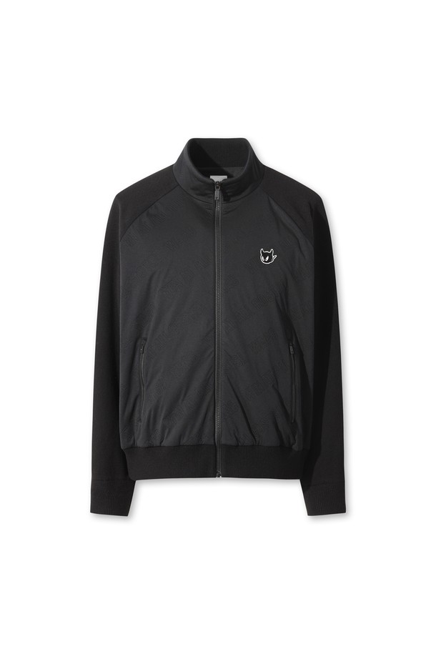 남성용 니트 하이브리드 패딩 재킷은 겨울철 골프 라운딩과 일상에서 모두 활용하기 좋은 스포티한 스타일의 아우터입니다. 블랙 컬러에 로고 패턴으로 포인트를 주어 세련된 느낌을 더했습니다. 니트, 폴리에스테르, 울 소재의 혼방으로 제작되어 부드러운 촉감과 뛰어난 보온성을 제공하며 방풍 기능까지 갖췄습니다. 레귤러핏으로 편안하게 착용 가능하며, 두꺼운 두께감과 긴 소매 기장으로 겨울 추위에도 끄떡없는 보온성을 자랑합니다. 집업 스타일의 패딩 재킷으로, 하이브리드 디자인과 안감 적용으로 활동성과 스타일을 동시에 잡았습니다.
