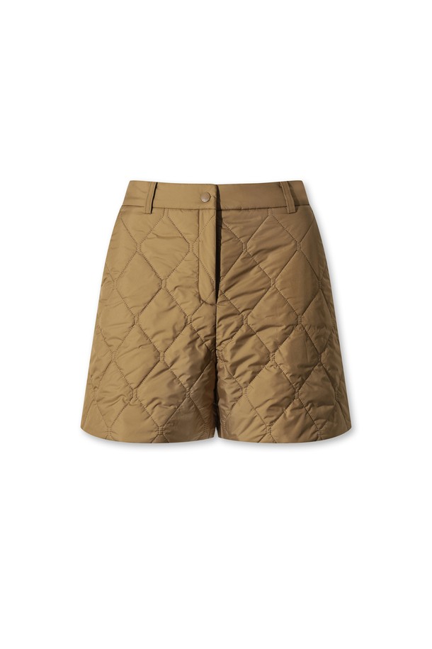 캐주얼과 스포티한 스타일을 모두 갖춘 여성 웨지 패딩 하프 팬츠입니다. 봄, 여름 시즌 골프룩 연출에 적합하며, 부드러운 촉감의 폴리에스테르 소재로 제작되어 편안한 착용감을 선사합니다. 퀼팅 처리된 베이지 컬러의 루즈핏 벌룬 하프 기장 바지로, 웨지 디자인과 밴딩 허리, 패딩 안감으로 활동성을 높였습니다. 두꺼운 두께감으로 안정적인 핏을 제공합니다.
