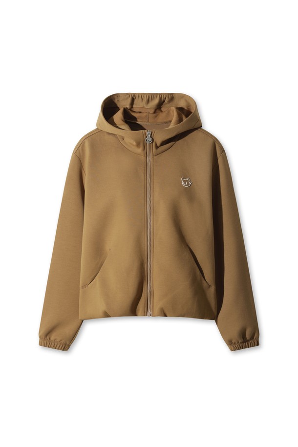 베이지 컬러의 여성 저지 재킷입니다. 가볍고 부드러운 저지 소재로 제작되어 봄, 가을 간절기에 편안하게 착용하기 좋습니다. 후드와 포켓 디테일이 더해져 캐주얼한 무드를 연출하며, 레귤러 핏과 집업 스타일로 활동성을 높였습니다. 골프룩, 산책룩 등 다양한 TPO에 활용 가능하며, 스포티, 캐주얼, 미니멀 스타일을 즐겨 입는 여성에게 추천합니다.
