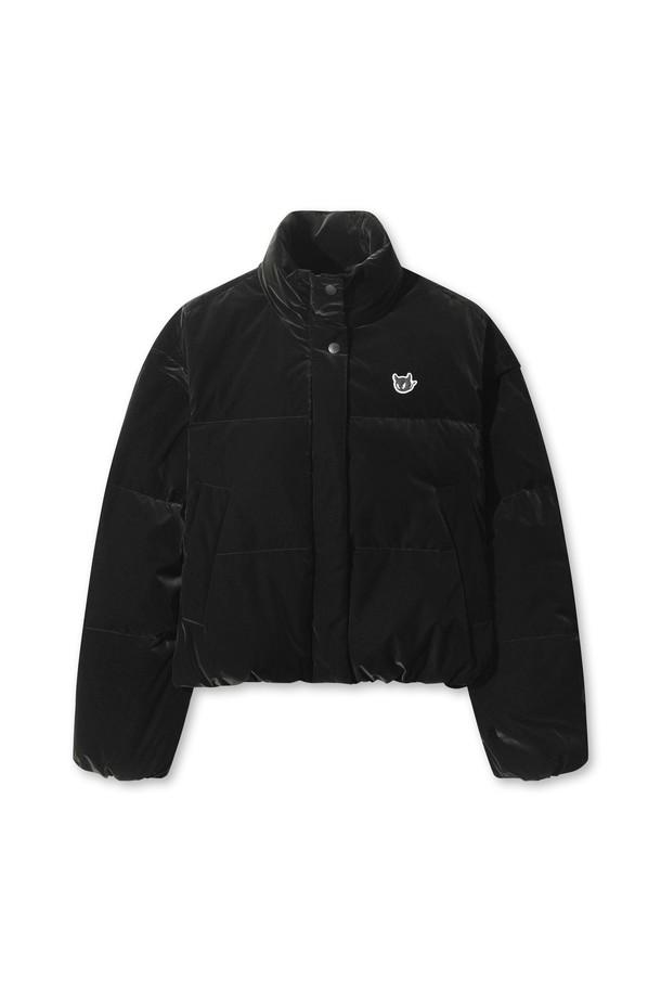 [Exclusive] 탈부착 슬리브 다운 점퍼는 여성 골퍼들을 위한 겨울철 필수 아이템입니다. 블랙 컬러의 무지 디자인에 탈부착 가능한 소매로 2WAY 스타일링이 가능하여, 스포티하고 미니멀한 골프룩을 연출할 수 있습니다. 경량 구스다운 충전재로 뛰어난 보온성을 제공하며, 밑단 밴딩과 스트링 디테일로 활동성을 더했습니다. 매트한 광택감과 부드러운 촉감으로 고급스러운 착용감을 선사합니다. 지퍼와 스냅 여밈 방식에 레귤러핏으로 편안하게 착용할 수 있습니다.
