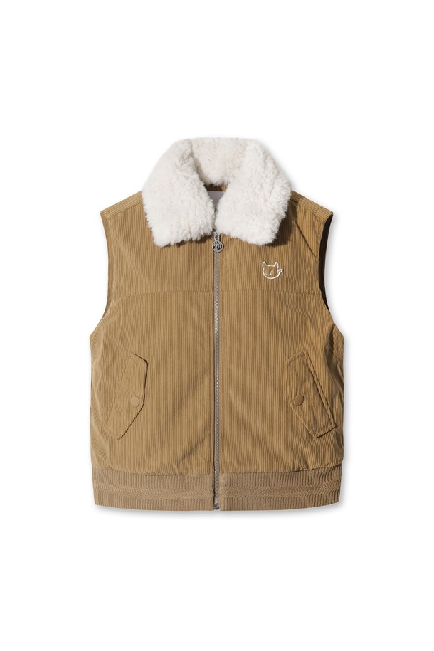 우먼 로이 베스트는 겨울철 따뜻함과 스타일을 모두 갖춘 여성용 베스트입니다. 베이지와 브라운 두 가지 색상으로 출시되었으며, 캐주얼 및 스포티 무드를 연출할 수 있습니다. 부드러운 코듀로이 소재에 두꺼운 두께감과 보온성을 위한 퍼 안감, 탈부착 가능한 퍼 칼라 및 충전재를 더해 뛰어난 착용감을 제공합니다. 집업 스타일의 레귤러핏으로 제작되었으며, 골프룩은 물론 일상에서도 활용하기 좋습니다. 민소매 디자인으로 활동성을 높였습니다.
