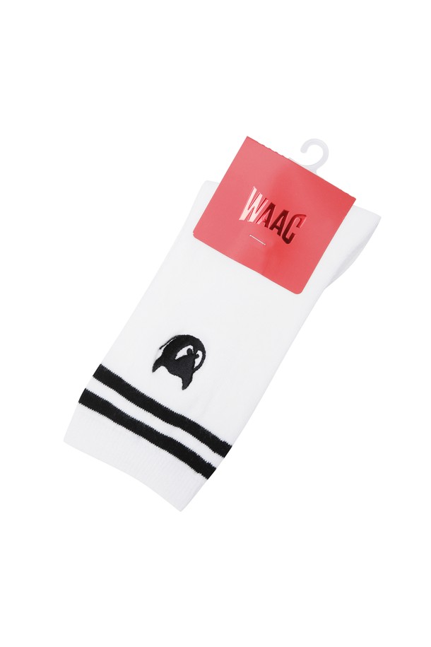 여성 골프룩에 어울리는 화이트 컬러의 시그니처 중목 양말입니다. 면 소재로 제작되어 사계절 내내 착용 가능하며, 신축성과 쿠셔닝 기능으로 편안한 착용감을 제공합니다. 립조직과 파일구조로 디자인되어 내구성을 높였으며, 발목 부분에 라인 디테일과 로고 패턴이 스포티하고 미니멀한 스타일을 연출합니다. 골프 활동 시 발을 보호하고 스타일리시함을 더해주는 필수 아이템입니다.
