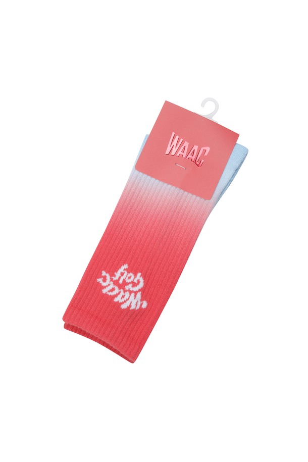 여성 타이다이 양말은 캐주얼하면서도 스포티한 스타일을 연출합니다. 면 소재로 제작되어 부드러운 촉감과 흡습성을 제공하며, 봄, 여름, 가을 계절에 적합합니다. 레드와 블루 컬러의 조화가 돋보이며, 중목 디자인으로 편안한 착용감을 선사합니다. 골프룩에도 잘 어울리는 활용도 높은 아이템입니다. 얇은 두께감으로 답답함 없이 산뜻하게 즐길 수 있습니다.
