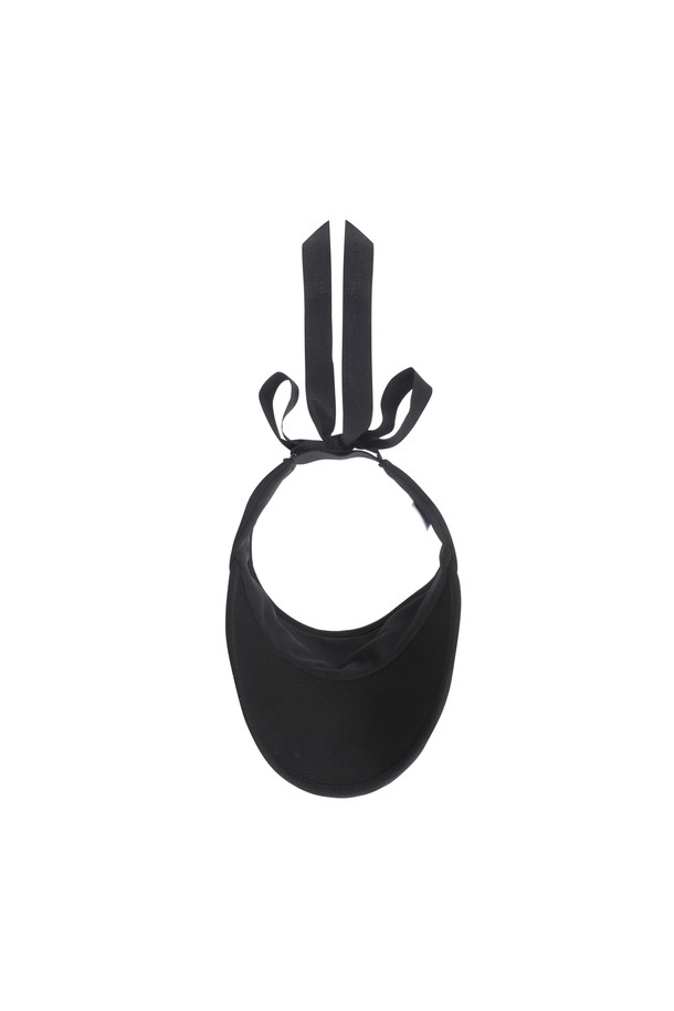 블랙 색상의 여성 리본 바이저입니다. 폴리에스터 소재로 제작되어 봄, 여름 시즌에 가볍게 착용 가능하며, 8.5cm의 챙 넓이로 햇빛을 효과적으로 가려줍니다. 뒷면 리본 스트랩으로 사이즈 조절이 용이하며, 땀받이 디테일이 있어 쾌적한 착용감을 선사합니다. 골프룩, 휴가룩, 리조트룩 등 다양한 TPO에 활용 가능하며, 클래식, 미니멀, 걸리시한 스타일을 연출하기 좋습니다.
