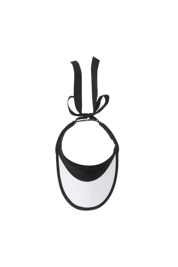 세련된 여성 리본 바이저입니다. 봄, 여름 시즌 골프, 휴가, 바캉스룩에 잘 어울리는 모자로, 미니멀, 클래식, 스포티한 스타일을 연출할 수 있습니다. 가볍고 얇은 폴리 소재로 제작되어 편안한 착용감을 선사하며, 챙 넓이 8.5cm로 햇빛을 효과적으로 가려줍니다. 블랙, 화이트 두 가지 색상으로 제공되며, 리본 디자인 장식과 스트랩 조절 기능, 땀 흡수 기능이 있어 실용적입니다. 사이즈 조절이 가능하여 누구나 편안하게 착용할 수 있습니다.
