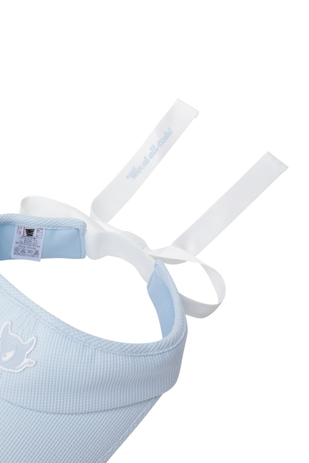 산뜻한 하늘색 컬러가 돋보이는 여성 리본 바이저입니다. 가볍고 얇은 폴리 소재로 제작되어 봄, 여름 시즌 골프 라운딩이나 휴가, 바캉스룩에 시원하게 착용하기 좋습니다. 8.5cm 챙 넓이로 햇빛을 효과적으로 가려주며, 뒷면 리본 스트랩으로 사이즈 조절이 용이합니다. 바이저 안쪽의 땀받이 디테일이 쾌적함을 유지해주며, 미니멀하고 걸리시한 디자인으로 클래식한 스타일을 연출합니다.
