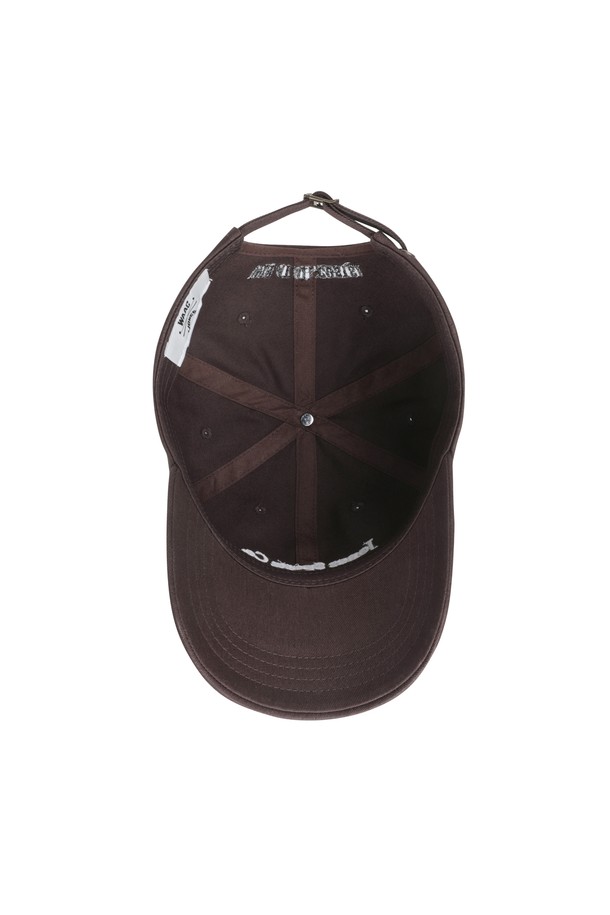 [남녀공용][JONES] Uni 타이포그래피 캡은 골프는 물론 일상에서도 착용하기 좋은 볼캡입니다. 부드러운 면 소재로 제작되어 편안한 착용감을 제공하며, 중간 깊이의 모자 핏으로 다양한 스타일에 매치하기 좋습니다. 브라운 컬러 바탕에 로고와 타이포그래피 패턴이 자수 또는 로고 패치로 디자인되어 포인트를 더했습니다. 스트랩 조절 기능으로 사이즈를 간편하게 조절할 수 있으며, 캐주얼, 미니멀, 클래식 스타일의 골프룩에 잘 어울립니다.
