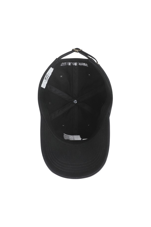 [남녀공용][JONES] 유니 플라잉 제이 캡은 라운드형 챙과 중간 깊이의 모자 깊이를 갖춘 볼캡입니다. 부드러운 면 소재로 제작되어 편안한 착용감을 선사하며, 사계절 내내 활용하기 좋습니다. 블랙 컬러에 J 타이포 자수 디자인이 포인트로 들어가 캐주얼, 미니멀, 스포티한 스타일을 연출합니다. 골프룩은 물론 일상에서도 폭넓게 활용할 수 있으며, 후면 스트랩으로 사이즈 조절이 가능합니다.
