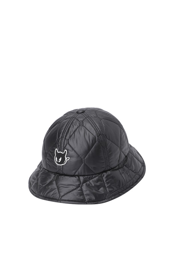 블랙 색상의 여성 패딩 버킷햇입니다. 보온성을 높여주는 두꺼운 두께의 패딩 소재와 부드러운 촉감이 특징입니다. 챙 넓이 6cm로 햇빛을 가려주며, 귀여운 캐릭터 자수와 퍼 장식이 디자인에 포인트를 더합니다. 골프룩, 캐주얼, 클래식 스타일 모두에 잘 어울리며, 이어워머 디테일과 턱끈, 사이즈 조절 기능으로 실용성을 높였습니다. 겨울철 따뜻하고 스타일리시하게 착용할 수 있는 아이템입니다.
