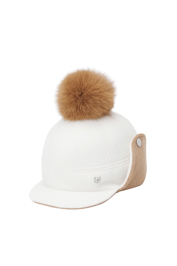 여성 폼폼 니트 햇은 가을, 겨울 시즌에 따뜻함과 스타일을 동시에 선사하는 모자입니다. 부드러운 니트 소재로 제작되어 편안한 착용감을 제공하며, 4cm 챙으로 포근한 느낌을 더합니다. 리얼 퍼 폼폼 장식과 양 사이드 스냅 디테일이 돋보이며, 폼폼은 탈부착이 가능하여 다양한 스타일 연출이 가능합니다. 골프룩, 캐주얼, 미니멀, 클래식 등 어떤 스타일에도 매치하기 좋은 실용적인 아이템입니다. 보온 기능을 갖춘 무지 디자인으로, 따뜻하고 세련된 겨울 스타일을 완성하세요.
