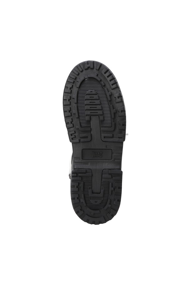 여성 겨울 부츠는 화이트와 블랙 두 가지 색상으로 출시되었습니다. 퀼팅 소재와 플랫 굽(4cm) 디자인으로 편안함과 스타일을 동시에 만족시킵니다. 안감은 보아털과 패딩 처리되어 뛰어난 보온성을 제공하며, 사이드 지퍼와 뒷축 스트랩으로 착용이 용이합니다. 쿠셔닝 인솔이 적용되어 편안한 착용감을 선사하며, 골프룩과 캐주얼, 미니멀, 클래식 스타일 모두에 잘 어울립니다.
