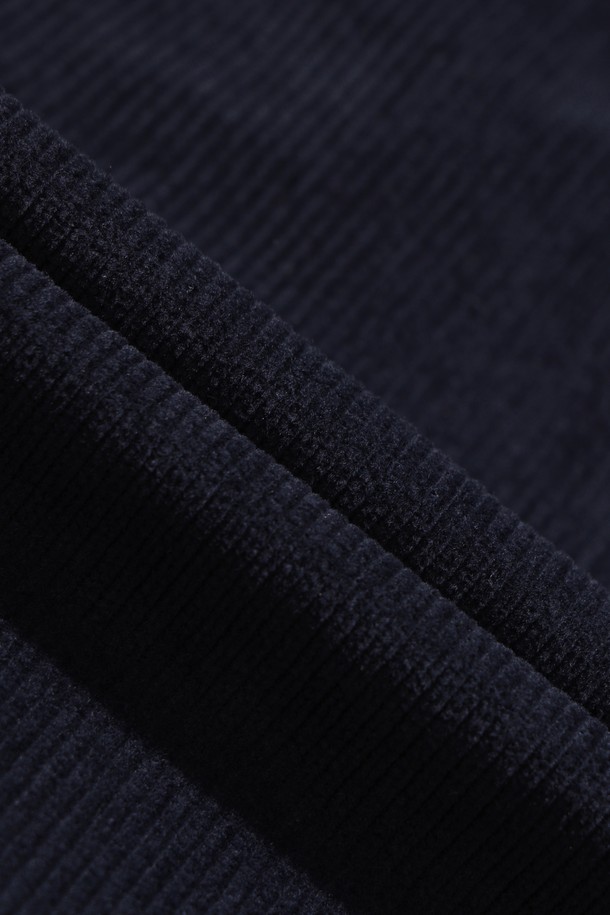 네이비 컬러의 남성용 코듀로이 원턱 팬츠입니다. 가을과 겨울에 활용하기 좋은 두께감 있는 코듀로이 소재로 제작되어 부드러운 촉감을 선사합니다. 루즈핏으로 편안한 착용감을 제공하며, 캐주얼 및 베이직 스타일을 연출하기 좋습니다. 골프룩은 물론, 일상에서도 멋스럽게 코디할 수 있는 아이템입니다. 원턱 디테일이 돋보이는 테이퍼드 핏으로, 클래식하고 미니멀한 스타일을 완성해보세요.
