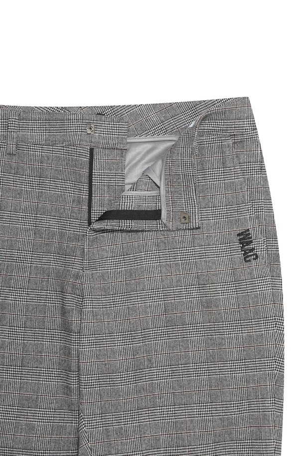 남성 TR 체크 패턴 팬츠입니다. 부드러운 촉감의 TR 소재로 제작되어 가을, 겨울 시즌에 따뜻하게 착용할 수 있습니다. 그레이 컬러의 테이퍼드핏 긴바지로, 포멀하면서도 캐주얼한 스타일을 연출합니다. 허벅지 부분에 여유를 주어 편안한 착용감을 제공하며, 골프, 일상, 비즈니스 캐주얼 등 다양한 TPO에 활용 가능합니다. 클래식, 캐주얼, 미니멀 스타일을 즐겨 입는 남성분들께 추천합니다.
