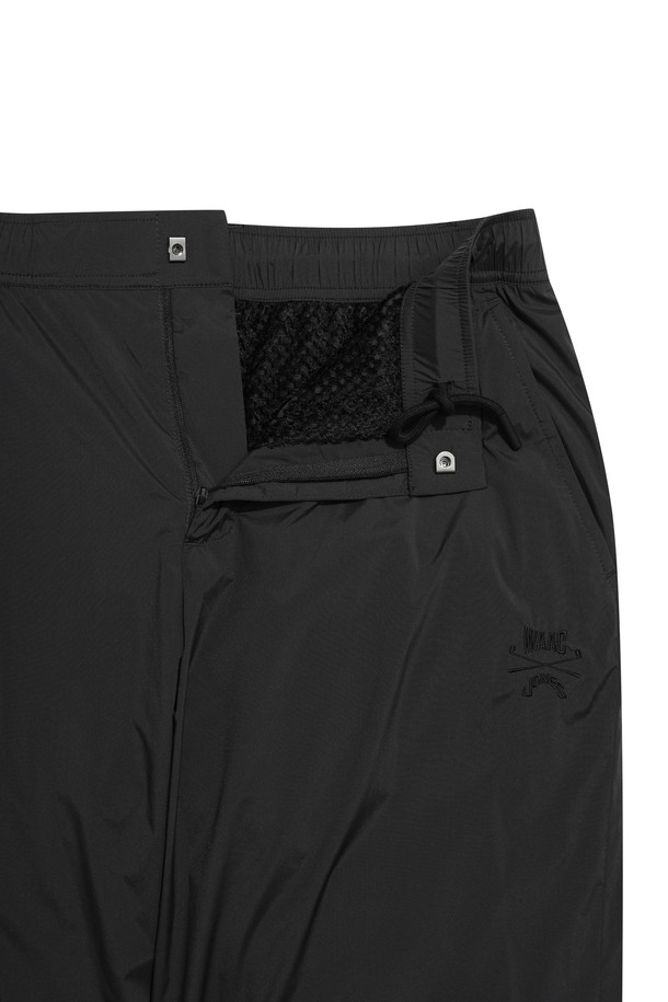 [JONES] 남성 윈드브레이커 조거 팬츠는 가을, 겨울 시즌에 적합한 남성용 조거 팬츠입니다. 골프 및 일상 활동에 적합하며, 스포티한 스타일을 연출합니다. 
블랙 색상에 무지 패턴으로 미니멀한 디자인을 강조하며, 나일론과 스판덱스 혼방 소재로 제작되어 활동성과 내구성을 높였습니다. 
두꺼운 두께감의 기모 안감과 메쉬 안감 처리가 되어 보온성을 더하고, 밑단 밴딩과 무릎 다트 디테일로 편안한 착용감을 제공합니다. 
경량 소재를 사용하여 편안함을 더했으며, JONES 콜라보레이션으로 디자인의 완성도를 높였습니다. 
조거핏으로 트렌디한 스타일을 연출하며, 스포티, 캐주얼 룩을 완성하기 좋습니다.
