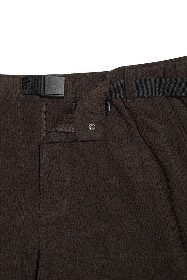 [JONES] 남성 코듀로이 더블 니 팬츠는 가을, 겨울 시즌에 어울리는 남성용 코듀로이 팬츠입니다. 브라운 컬러의 레귤러핏 긴바지로, 캐주얼, 스포티, 클래식 스타일을 모두 아우릅니다. 보온성이 우수하며, 부드러운 촉감의 코듀로이, 폴리에스테르, 스판덱스 혼방 소재로 제작되었습니다. 특히 더블 니 디자인으로 활동성을 높였으며, JONES 로고가 새겨진 일체형 벨트가 특징입니다. 골프룩은 물론 일상에서도 편안하게 착용할 수 있습니다.
