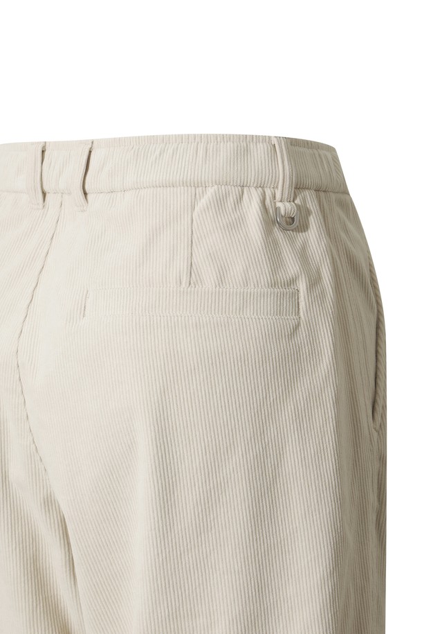 [JONES] 남성 코듀로이 더블 니 팬츠는 가을, 겨울 시즌에 어울리는 남성용 코듀로이 팬츠입니다. 부드러운 촉감의 코듀로이, 폴리에스테르, 스판덱스 혼방 소재로 제작되어 편안한 착용감을 선사합니다. 베이지 컬러의 무지 디자인에 레귤러핏으로 제작되었으며, 보온성이 우수하고 더블니 디자인으로 활동성을 더했습니다. JONES 로고가 새겨진 벨트 일체형 디자인으로, 골프 및 일상 캐주얼, 스포티, 클래식 스타일 연출에 활용 가능합니다. 허리 밴딩 처리로 편안함을 더했습니다.
