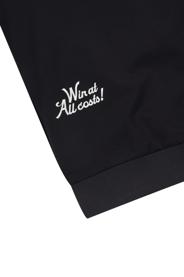 WAAC(왁) Wappen(와펜) LS 폴로 스웻셔츠는 남성용 폴로넥 긴소매 스웻셔츠입니다. 블랙과 화이트 두 가지 색상으로 제공되며, 골프 및 일상용으로 모두 활용 가능합니다. 신축성이 뛰어난 스판 소재로 제작되어 편안한 착용감을 선사하며, 루즈핏 디자인으로 활동성을 높였습니다. 스포티하면서도 캐주얼한 무드를 연출하며, 로고와 패치, 자수 디테일이 돋보입니다. 똑딱이 단추로 포인트를 더한, 봄, 가을, 겨울 시즌에 적합한 아이템입니다.
