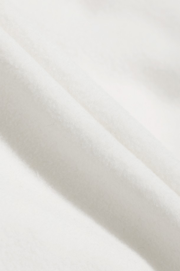 [JONES] 맨 폴라텍 레트로 플리스 풀오버는 WAAC X JONES 콜라보레이션으로 탄생한 남성용 플리스 풀오버입니다. 부드러운 촉감의 폴라텍 플리스 소재에 기모 안감을 더해 보온성을 높였으며, 겨울철 골프룩 또는 캐주얼 스타일 연출에 적합합니다. 레귤러핏과 하프넥 디자인으로 편안한 착용감을 제공하며, 화이트와 레드의 두 가지 컬러로 만나볼 수 있습니다. JONES 러버탭 로고, 배색 플라켓, 포켓 디테일이 돋보이는 스포티하면서도 미니멀한 디자인의 플리스 풀오버입니다.
