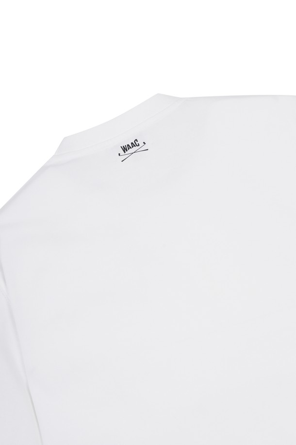 [남녀공용][JONES] 유니 로고 SS 크루넥 티셔츠는 심플하고 캐주얼한 스타일을 추구하는 분들을 위한 반팔 티셔츠입니다. 봄, 여름 시즌에 적합하며, 오버핏으로 편안한 착용감을 선사합니다. 부드러운 면 소재와 면 혼방으로 제작되어 쾌적함을 유지하며, 빅 로고 프린트가 돋보입니다. 라운드넥 디자인에 레귤러 기장으로, 골프룩이나 봄 소풍룩 등 다양한 TPO에 활용 가능합니다. 구김이 적어 관리가 용이하며, 미니멀하고 클래식한 스타일을 선호하는 분들께 추천합니다.
