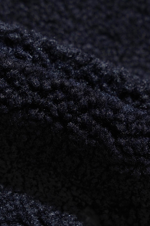 남성용 부클 바시티 재킷은 겨울철 추위를 막아줄 두꺼운 두께감의 아우터입니다. 네이비 컬러에 스포티하고 캐주얼한 스타일을 더했으며, 골프룩과 출근룩 등 다양한 TPO에 활용할 수 있습니다. 플리스와 부클 소재를 사용하여 부드러운 촉감을 선사하며, 보온과 방풍 기능으로 추운 날씨에도 따뜻하게 착용할 수 있습니다. 넥, 소매, 밑단에 니트 시보리를 적용하여 활동성을 높였으며, 레귤러핏으로 편안한 착용감을 제공합니다. 로고 패턴의 바시티 재킷으로, 캐주얼, 스포티, 미니멀 스타일을 모두 소화할 수 있습니다.
