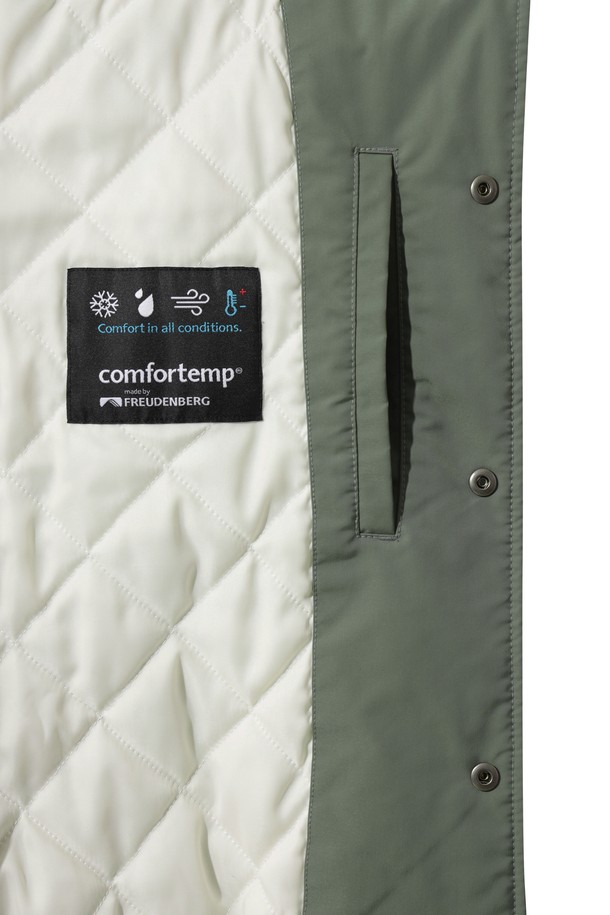 남성용 패디드 바시티 재킷입니다. 카키 및 올리브 색상으로 제공되며, 겨울철 골프 및 일상 활동에 적합합니다. 캐주얼, 스포티, 클래식 스타일을 아우르며, 부드러운 촉감의 새틴 소재와 두꺼운 두께로 보온성을 높였습니다. 긴 소매, 니트 시보리 디테일, 자수 와펜, 그리고 패딩 안감으로 디자인되었습니다. 집업 스타일의 레귤러핏 자켓입니다.
