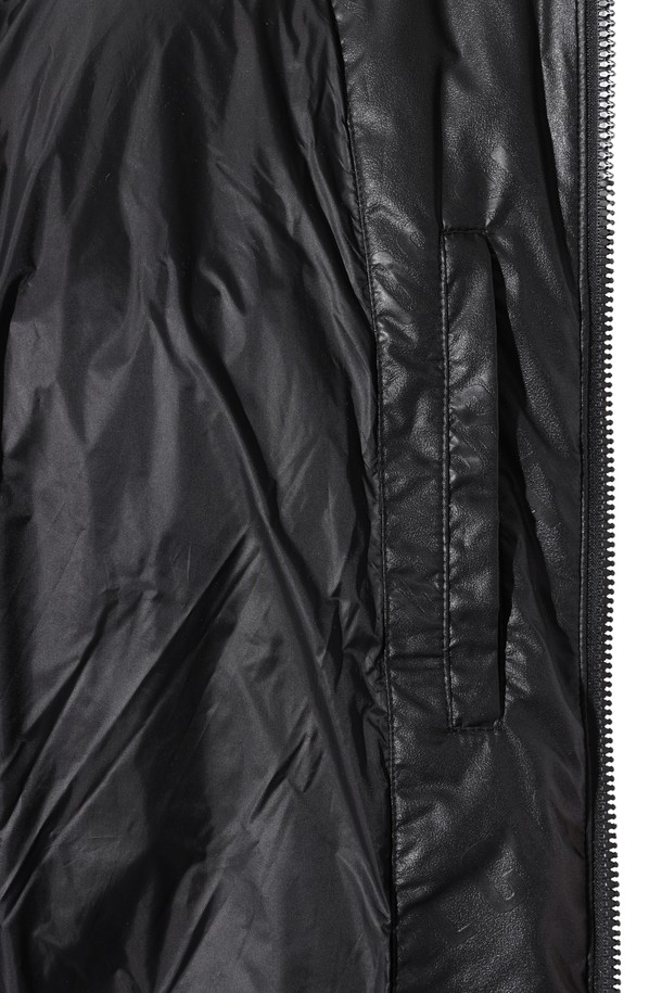 남성용 페이크 레더 다운 재킷은 가을과 겨울, 두 계절 모두 활용 가능한 아우터입니다. 모던하고 스포티한 스타일을 연출하며, 골프나 일상에서도 편안하게 착용할 수 있습니다. 하이넥 디자인과 구스다운 충전재, 밑단 및 소매 스모킹 처리로 보온성과 방풍 기능을 갖췄습니다. 부드러운 촉감의 인조 가죽 소재에 소매 금속 와펜 디테일과 로고 패턴으로 포인트를 더했습니다. 레귤러핏과 긴 소매 기장으로, 스포티하면서도 미니멀한 매력을 동시에 선사합니다.
