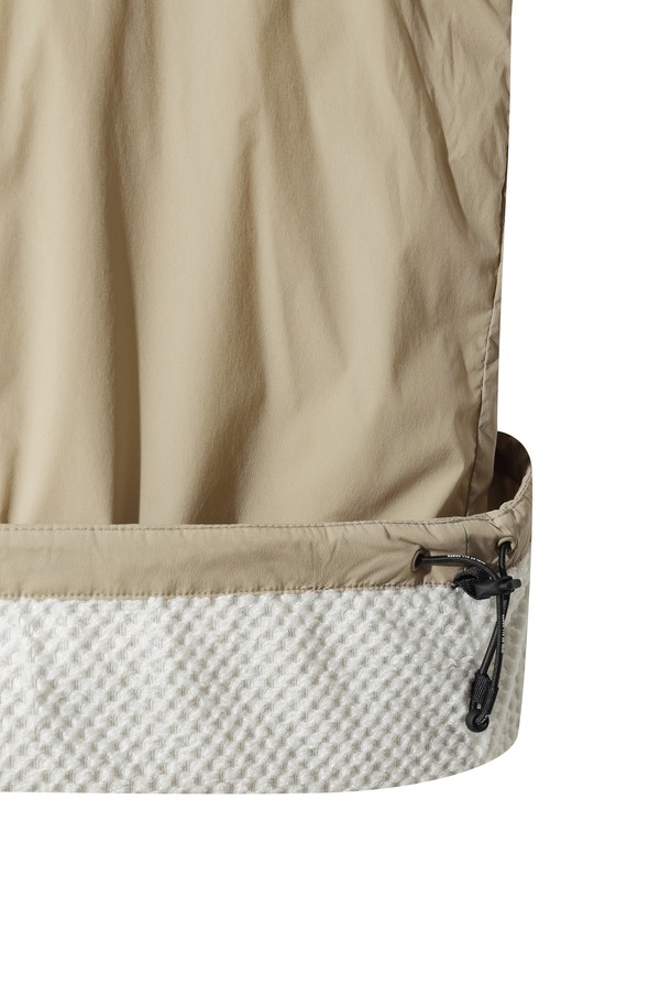 [JONES] 남성 로고 윈드브레이커 풀오버는 골프 및 일상생활에서 스포티하고 캐주얼한 스타일을 연출하기에 적합한 아우터입니다. 부드러운 촉감의 나일론과 스판덱스 혼방 소재에 기모 및 메쉬 안감을 더하여 겨울철 보온성을 높였습니다. 레귤러 핏, 레귤러 기장에 풀오버 스타일로 편안하게 착용 가능하며, 가볍고 신축성 있는 소재로 활동성을 높였습니다. 베이지 컬러에 로고 패턴이 돋보이며, 하이브리드 디자인과 콜라보레이션으로 특별함을 더했습니다.
