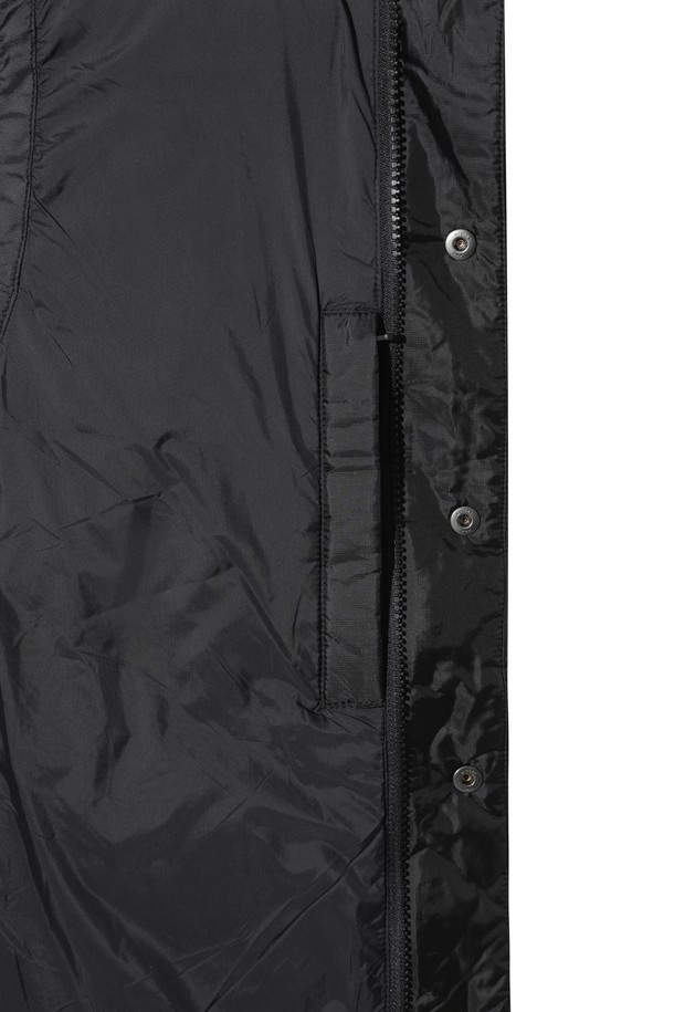 [JONES] 남성용 스타디움 패딩 베스트는 가을과 겨울 시즌, 골프 또는 일상에서 활용하기 좋은 아우터입니다. 블랙 색상의 레귤러핏으로, 스포티하고 미니멀한 스타일을 연출합니다. 폴리에스테르 소재에 두꺼운 두께감으로 보온성을 높였으며, 넥과 밑단에는 스트라이프 시보리 디테일이 들어갔습니다. 경량 패딩으로 활동성을 보장하며, 집업 스타일로 편안하게 착용할 수 있습니다. 민소매 디자인으로 다양한 이너와 레이어드하여 개성 있는 골프룩을 완성해보세요.
