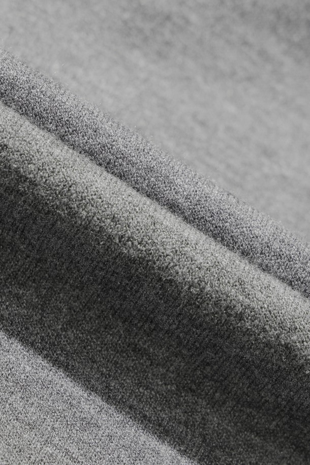 남성용 페이크 레이어 브이넥 스웨터는 클래식하면서도 미니멀한 스타일을 추구하는 남성들을 위한 제품입니다. 가을, 겨울 시즌에 적합하며, 레이온과 폴리에스터 혼방 소재로 제작되어 부드러운 촉감을 제공합니다. 얇은 두께감으로 편안한 착용감을 선사하며, 셔츠 레이어드 디자인이 특징입니다. 골프룩은 물론 일상에서도 품격 있는 스타일을 연출할 수 있습니다. 그레이 컬러의 스탠다드 핏 긴 소매 스웨터로, 브이넥 라인이 세련된 인상을 더합니다.
