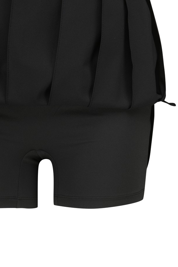 여성 골프 의류, Women Essential Pleats Skort (우먼 에센셜 플리츠 스커트)입니다. 봄, 여름, 가을 시즌에 적합하며, 스포티한 스타일과 미니멀한 디자인을 추구하는 여성분들을 위한 제품입니다. 트윌 소재로 제작되어 얇지만 뻣뻣한 촉감을 선사하며, 레귤러핏으로 편안하게 착용 가능합니다. 플리츠 치마 디자인에, 허리와 사이드에 배색 디테일을 더해 세련된 포인트를 주었습니다. 속바지가 내장되어 있어 활동성을 높였습니다.
