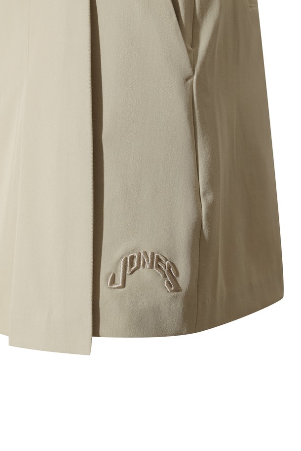 [JONES] 여성 플리츠 쇼츠는 골프 및 일상생활에서 스포티하고 클래식한 무드를 연출하는 제품입니다. 부드러운 폴리에스테르 소재로 제작되어 봄, 여름 시즌에 얇고 편안하게 착용할 수 있습니다. 베이지 색상의 레귤러핏 쇼츠로, 앞면 플리츠 디테일과 뒷면 쇼츠 디자인이 돋보입니다. JONES 콜라보레이션으로 제작되어, 스타일리시한 골프룩을 완성할 수 있습니다. 하이웨이스트 밴딩으로 편안한 착용감을 선사합니다.

