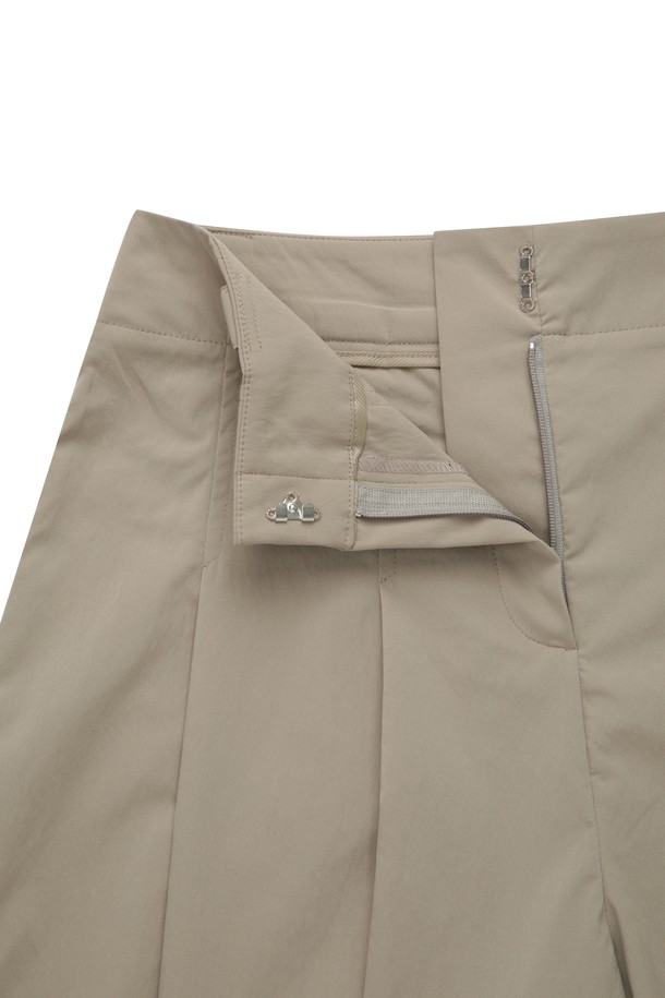 베이직한 디자인의 여성 버뮤다 플리츠 팬츠입니다. 봄, 여름 시즌에 적합하며, 골프 및 일상용으로 활용 가능합니다. 얇고 부드러운 폴리에스테르 소재로 제작되어 편안한 착용감을 선사하며, 루즈핏과 5부 기장으로 활동성을 높였습니다. 클래식하고 미니멀한 스타일을 연출하기 좋으며, 스트레치 기능이 더해져 더욱 쾌적하게 즐길 수 있습니다.
