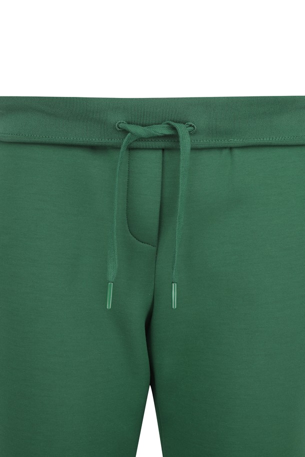 여성 저지 셋업 조거 팬츠는 봄, 가을 시즌에 활용하기 좋은 여성용 조거 팬츠입니다. 골프, 일상 등 다양한 TPO에 어울리는 스포티하고 캐주얼한 스타일을 연출할 수 있습니다. 부드러운 면 소재에 릴랙스 핏으로 편안한 착용감을 선사하며, 무지 디자인과 그린 컬러로 미니멀한 매력을 더했습니다. 허리는 밴딩 처리되었고, 밑단 밴딩으로 활동성을 높여 실용성을 갖춘 제품입니다.
