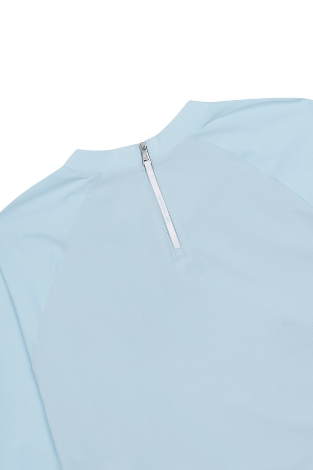 **여성 우븐 하이브리드 크루넥 풀오버**는 스카이블루 컬러의 여성용 긴소매 상의입니다. 부드러운 폴리에스테르 소재로 제작되어 봄, 가을 시즌에 적합하며, 레귤러핏으로 편안하게 착용할 수 있습니다. 흡습 및 통기 기능으로 활동성을 높였으며, 라운드넥 디자인에 뒷면 지퍼 여밈, 끝단 밴딩, 게더 디테일이 더해져 캐주얼, 스포티, 미니멀한 스타일을 연출합니다. 골프룩은 물론 일상에서도 활용하기 좋은 아이템입니다.
