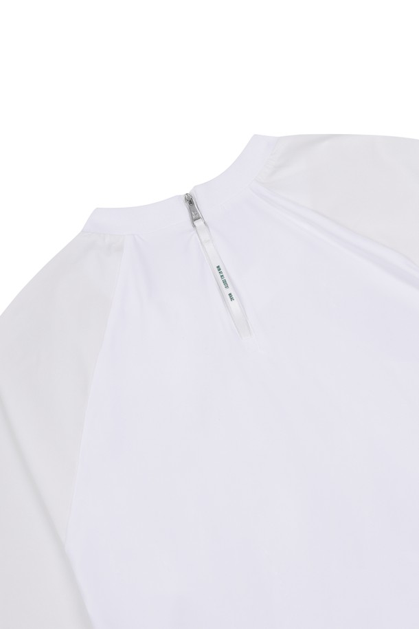 여성용 우븐 하이브리드 크루넥 풀오버입니다. 라운드넥 디자인에 긴 소매 기장으로, 봄, 가을 골프룩에 적합합니다. 뒷면 상단 지퍼 여밈과 넥 라인의 게더 주름 디테일이 특징이며, 밑단 배색으로 포인트를 더했습니다. 레귤러핏으로 제작되었으며, 스포티하고 미니멀한 스타일을 연출합니다.
