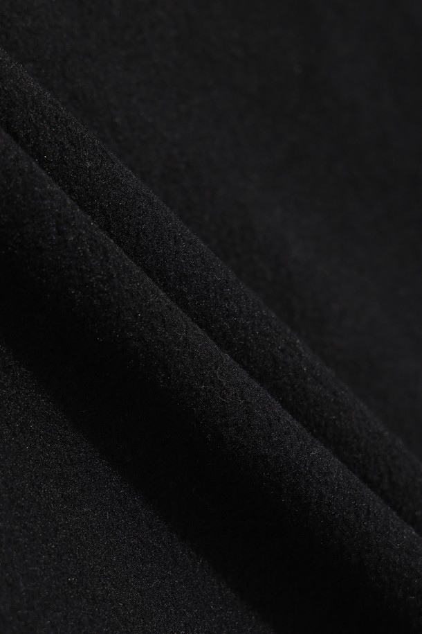 여성용 폴라 플리스 하이넥 풀오버는 골프 및 일상 활동에 적합한 스포티하고 캐주얼한 스타일의 상의입니다. 부드러운 플리스 소재로 제작되어 겨울철에도 따뜻하게 착용할 수 있으며, 방풍 안감으로 찬 바람을 효과적으로 막아줍니다. 오버핏 크롭 기장으로 활동성을 높였으며, 하이넥 디자인과 긴 소매가 보온성을 더합니다. 와펜, 스트링, 아트워크 등의 디자인 장식과 스트링 조절 기능으로 개성 있는 스타일을 연출할 수 있습니다. 블랙 컬러에 로고 패턴이 돋보이는 풀오버로, 편안함과 스타일을 동시에 만족시키는 아이템입니다.
