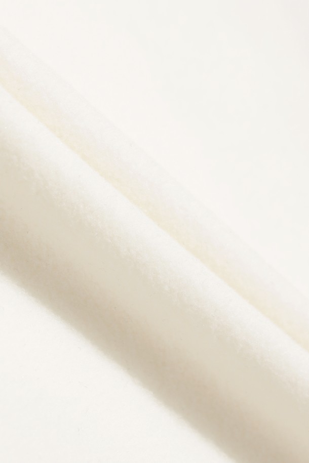 여성용 폴라 플리스 하이넥 풀오버입니다. 부드러운 촉감의 플리스 소재로 제작되어 겨울철 보온성을 높여줍니다. 오버핏 디자인에 하이넥으로 목까지 따뜻하게 감싸주며, 방풍 안감과 보온 기능을 갖춰 기능성까지 더했습니다. 등 부분 슬로건 아트워크와 폼폼 비니 와펜, 스트링 디테일로 스포티하면서도 캐주얼한 스타일을 연출할 수 있습니다. 골프룩은 물론 일상에서도 편안하게 착용하기 좋은 화이트 컬러의 긴 소매 풀오버입니다.
