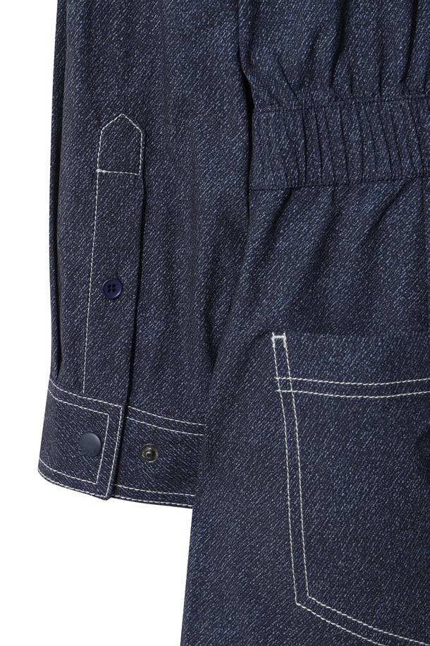 **우먼 롱 슬리브 점프수트**는 네이비 컬러의 여성용 점프수트로, 골프 및 일상생활에서 모두 활용 가능한 아이템입니다. 셔츠 칼라 디자인에 긴 소매 기장으로 제작되었으며, 얇고 부드러운 폴리에스터, 스판덱스 혼방 소재로 사계절 내내 편안하게 착용할 수 있습니다. 레귤러핏으로 신축성과 흡습 기능이 뛰어나 활동성을 높여줍니다. 와키 와펜과 뒷면 고리 디테일이 더해져 스포티하면서도 캐주얼한 무드를 연출하며, 미니멀한 스타일을 선호하는 분들께 추천합니다.
