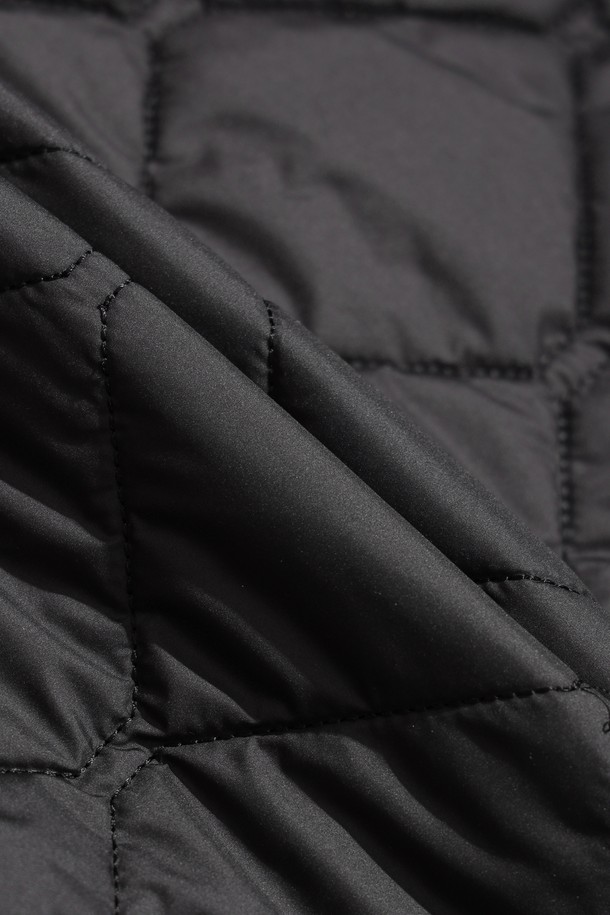 세련된 여성 웬지 패디드 원피스 베스트입니다. 겨울철 라운딩과 일상에서 우아하고 스포티한 스타일을 연출할 수 있습니다. 부드러운 나일론 소재와 두꺼운 두께감, 하이넥 디자인이 보온성을 높여줍니다. 허리 스트링으로 실루엣을 조절하여 A라인 핏을 완성할 수 있으며, 민소매 집업 스타일로 간편하게 착용 가능합니다. 블랙 컬러의 무지 디자인으로 어떤 옷에도 쉽게 매치하여 미니멀한 골프룩을 연출해보세요.
