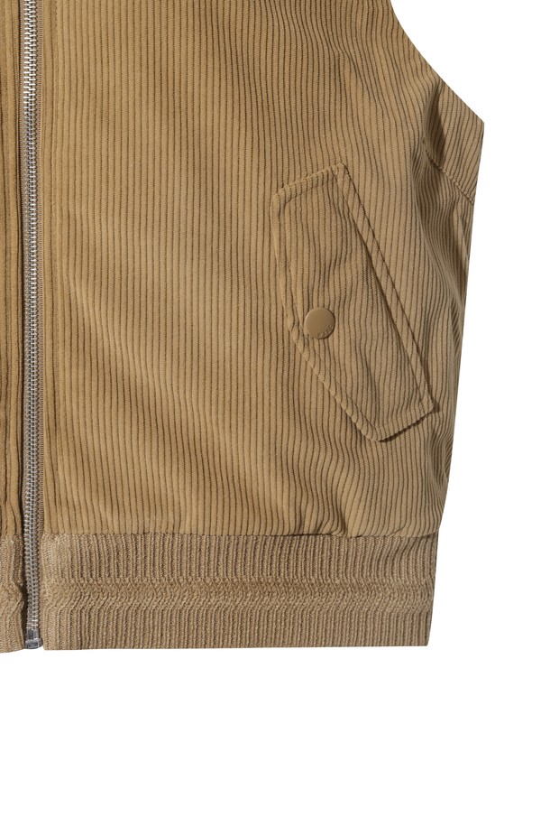 우먼 로이 베스트는 겨울철 따뜻함과 스타일을 모두 갖춘 여성용 베스트입니다. 베이지와 브라운 두 가지 색상으로 출시되었으며, 캐주얼 및 스포티 무드를 연출할 수 있습니다. 부드러운 코듀로이 소재에 두꺼운 두께감과 보온성을 위한 퍼 안감, 탈부착 가능한 퍼 칼라 및 충전재를 더해 뛰어난 착용감을 제공합니다. 집업 스타일의 레귤러핏으로 제작되었으며, 골프룩은 물론 일상에서도 활용하기 좋습니다. 민소매 디자인으로 활동성을 높였습니다.
